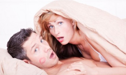 Chết lặng khi bắt quả tang chồng hôn em gái vợ trong phòng ngủ