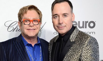 Huyền thoại Elton John sắp kết hôn với bạn trai đồng tính