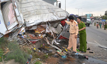Xe du lịch chở 8 người gặp tai nạn thảm khốc