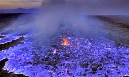 Ngọn núi lửa với ánh sáng xanh kỳ diệu ở Indonesia