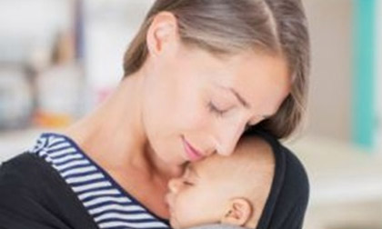 Bé trai 5 tuần tuổi tử vong vì chiếc địu