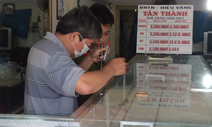 Trộm đột nhập tiệm, khoắng hàng trăm chỉ vàng