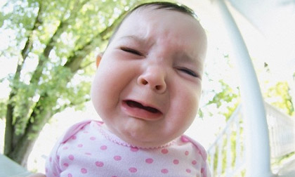 4 lời khuyên cho mẹ khi bé khóc dai