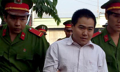 Bị phá giấc ngủ, đâm người gãy 2 con dao