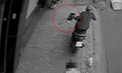 Bé trai 4 tuổi bị cướp giật túi xách 240 triệu đồng