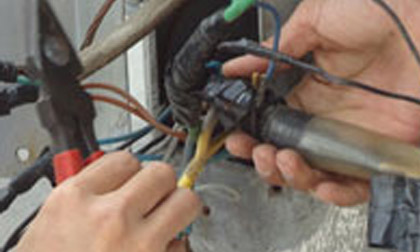 Cột chống mái hiên rò điện, bé trai 8 tuổi bị điện giật chết