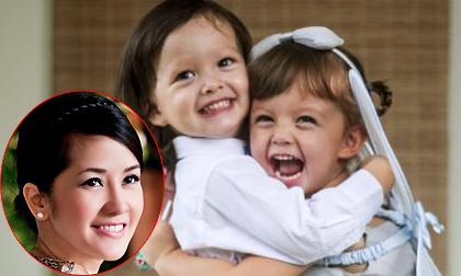 Hai nhóc sinh đôi nhà Hồng Nhung ôm nhau cười rạng rỡ ngày sinh nhật