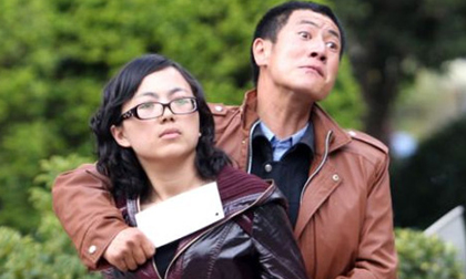 Người đàn ông đe dọa, định cắt cổ con tin trên phố