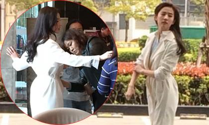 Lưu Diệc Phi được trợ lý chỉnh áo kỹ lưỡng khi quay phim