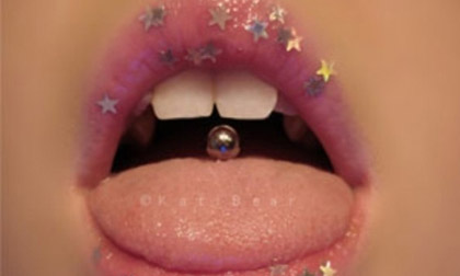 Táo bạo mốt làm đẹp với môi và lưỡi