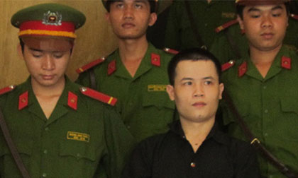 Người cha tàn nhẫn tâm đâm con 7 nhát