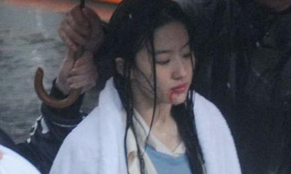 Lưu Diệc Phi mồm đầy máu, ướt như chột lột dưới mưa