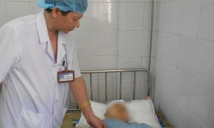 Bị bố chồng đâm 10 nhát vào đầu sau khi sinh con được 9 ngày