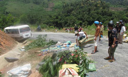 Tài xế cho xe bám vách núi, hành khách thoát chết dưới vực thẳm