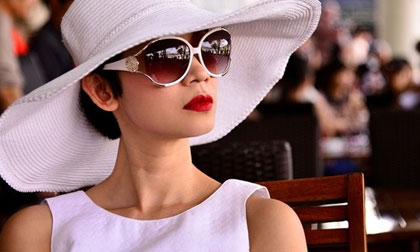 Xuân Lan mỉa mai mẫu hở ngực vô danh "kém biết điều"