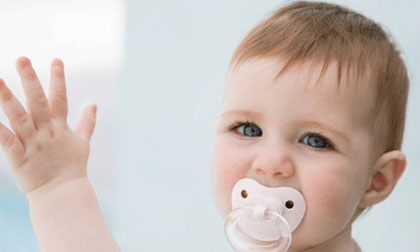 Núm vú giả giúp ngừa đột tử ở trẻ sơ sinh