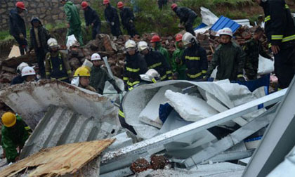 TQ: Sập tường nhà máy vì mưa lớn, 18 người chết thảm 