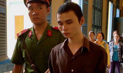 Bé gái bị cha và hàng xóm thay nhau giở trò đồi bại