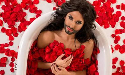 Nữ ca sỹ có râu gợi cảm trong bồn tắm hoa hồng