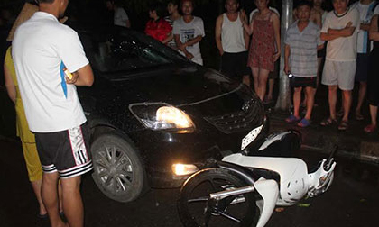 Kinh hoàng xe con gây tai nạn, kéo lê xe máy chạy 4km