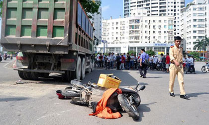 Xe tải cuốn xe máy vào gầm, một người nguy kịch