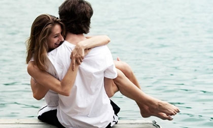 Bàn tay chưa ấm, sao tình đã vội nồng?