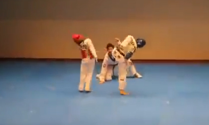 Hai võ sĩ sợ đau trong trận đấu võ