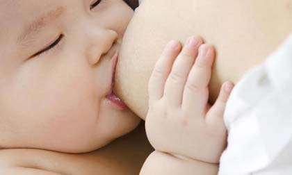 Xin sữa mẹ cho con, liệu các mẹ có mắc sai lầm?
