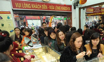 Người tiêu dùng bất ngờ vì giá vàng tăng mạnh vào buổi chiều