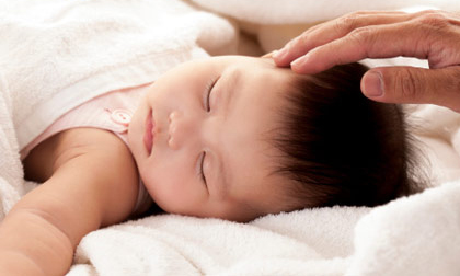 Dạy con ngủ xuyên đêm từ khi mới sinh