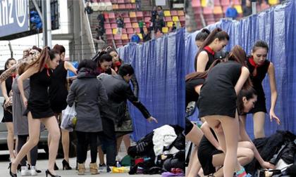 Đột nhập hậu trường thay đồ nhộn nhạo, che bạt đơn sơ của mẫu Trung Quốc