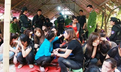 Hơn 30 'quý bà' đánh bạc giữa cánh đồng bị truy tố