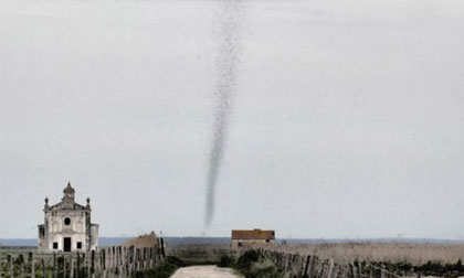 Hoảng hồn cột lốc xoáy châu chấu cao gần 305m