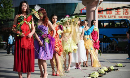 Dàn mẫu vừa già vừa xấu thi dắt cải thảo đi dạo 