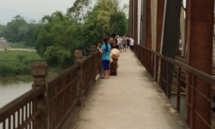 Thiếu nữ nhảy cầu tự tử để thoát gánh nặng bên tình, bên hiếu