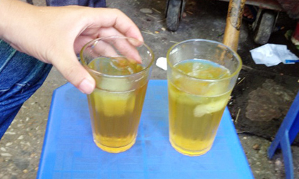 Trà đá, mía ép tha hồ "chặt chém" ngày nắng nóng