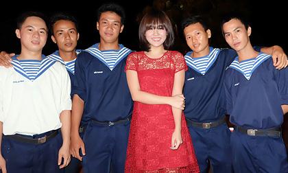 Văn Mai Hương ra đảo, hát cổ vũ chiến sĩ hải quân