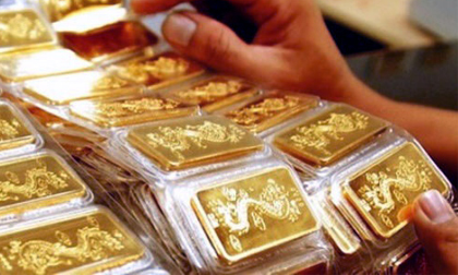 Giá vàng ít biến động, USD giảm mạnh