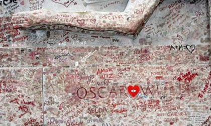 Độc đáo ngôi mộ phủ đầy vết son môi ở Paris