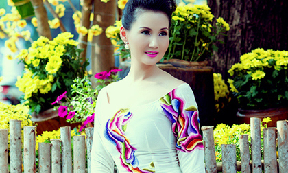 Hoa hậu Quý bà Sonya Sương Đặng khoe nét rạng rỡ giữa Sài Thành