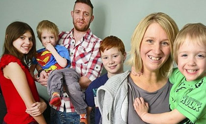 Bà mẹ "nghiện" mang bầu, liên tục đẻ rồi... cho con