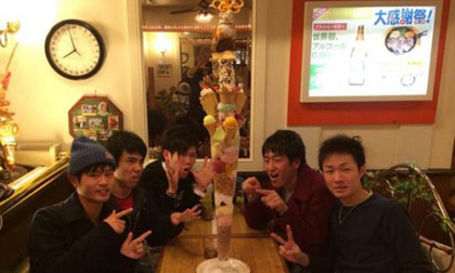 Dùng thìa nửa mét 'khoét' ly kem khủng 1m2