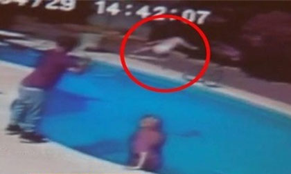 Ném con 1 tuổi xuống bể bơi vì con vô tình làm chó cưng chết đuối