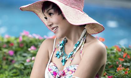 Thái Thuỳ Linh bất ngờ gợi cảm khoe vòng một lấp ló