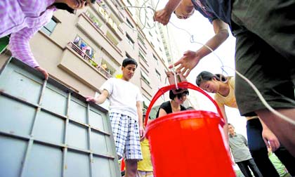 Hàng nghìn hộ dân điêu đứng với nước sạch