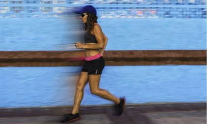 Lạ lùng người phụ nữ chỉ có thể chạy lùi