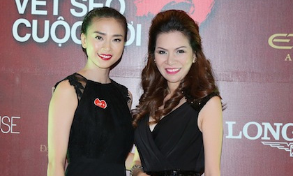 Hoa hậu Bùi Thị Hà và gia đình ủng hộ "Vết sẹo cuộc đời" của Ngô Thanh Vân