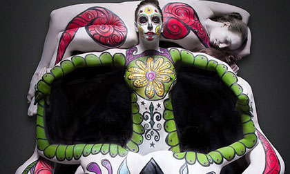 Tạo hộp sọ sống bằng 7 cô gái khỏa thân