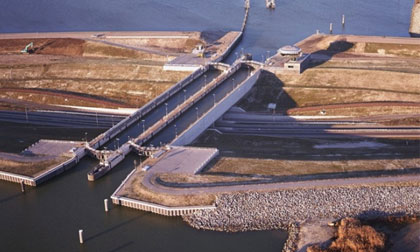 Những cây cầu nước độc đáo nhất thế giới 