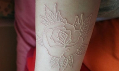 Giới trẻ rộ mốt xăm mực trắng